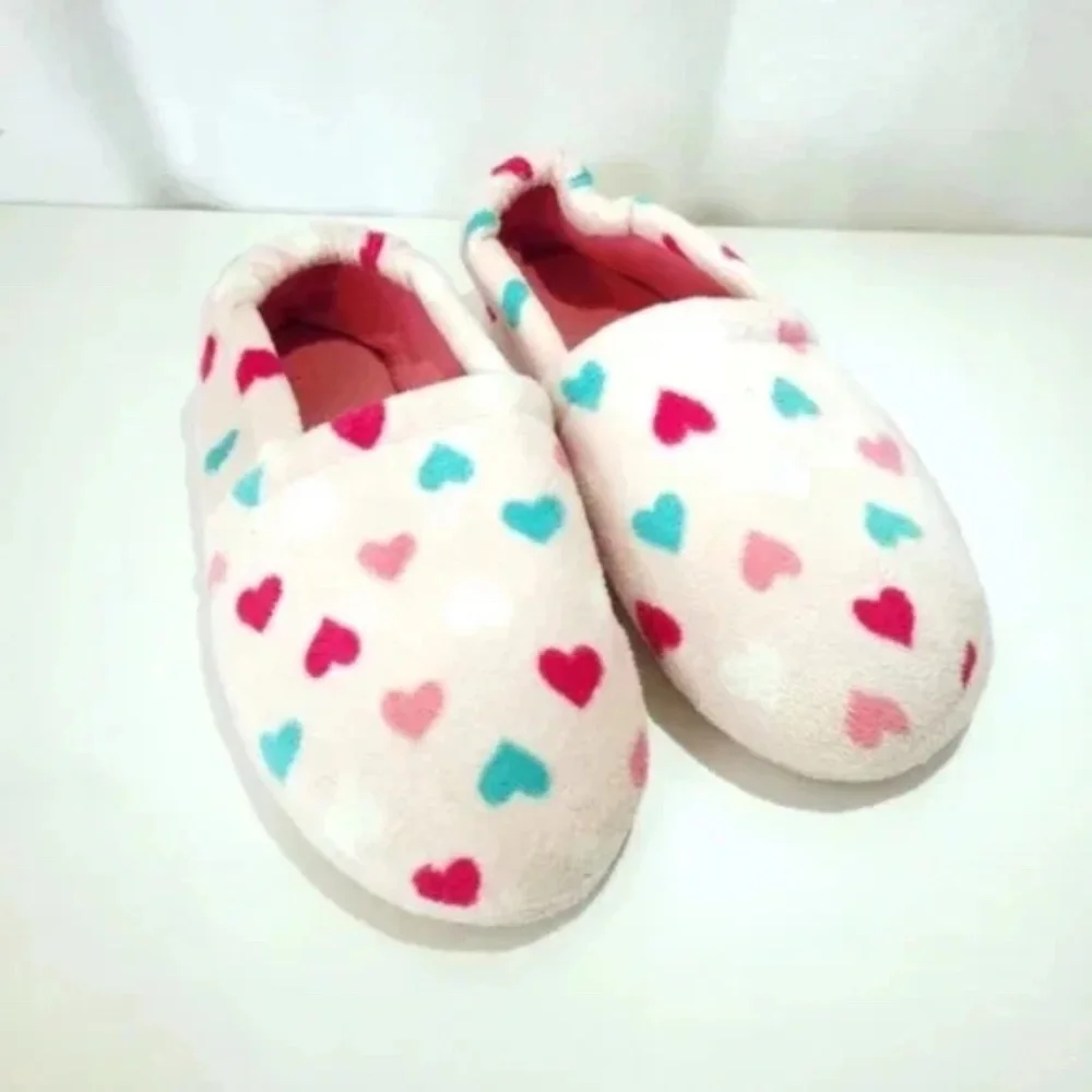 { ❤️ $5} Girls Fuzzy Fleecy Heart Slippers